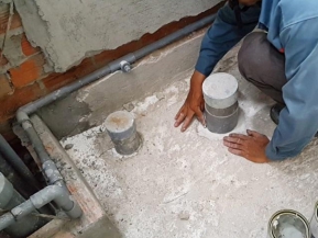 Xử lý cổ ống nhà vệ sinh